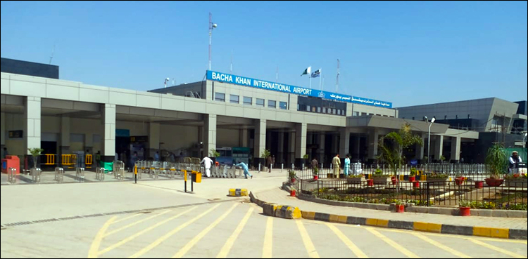 پشاور ایئرپورٹ پر مسافروں سے نامناسب رویہ پر وفاقی وزیر نے نوٹس لے لیا