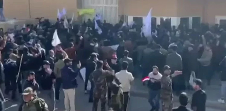 امریکی سفارتخانے پر حملے کے بعد آج بھی مظاہرہ، اضافی نفری تعینات
