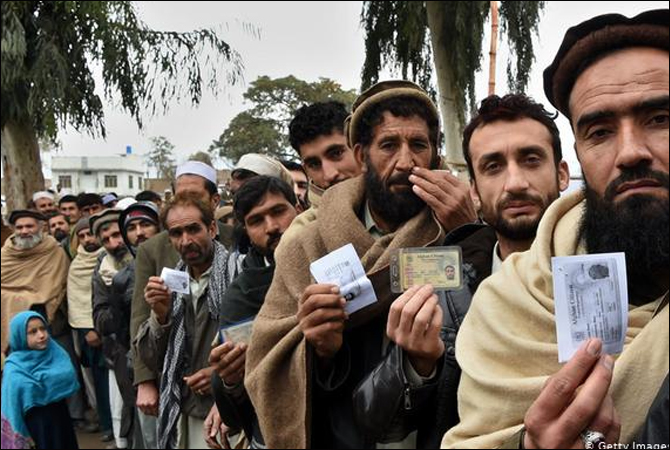 خیبر پختونخوا اسمبلی نے افغان مہاجرین کی واپسی میں توسیع کی قرارداد منظور کرلی