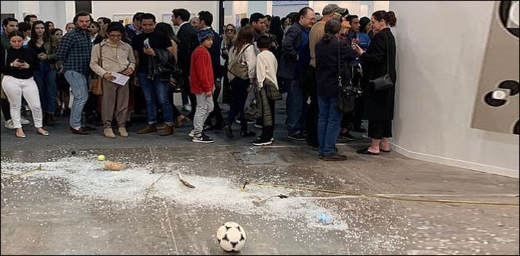فن پارے کے لیے ناپسندیدگی کا اظہار، نقاد نے فن پارہ ہی توڑ ڈالا