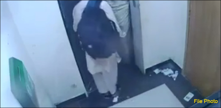 ہجوم نے تنخواہ نکالنے والے 2 افراد کو ڈاکو سمجھ کر اے ٹی ایم میں گھیر لیا
