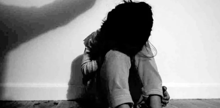 سابق شوہر کی واپسی کیلئے سفاک ماں کا بیٹی پر بہیمانہ تشدد، ویڈیو وائرل