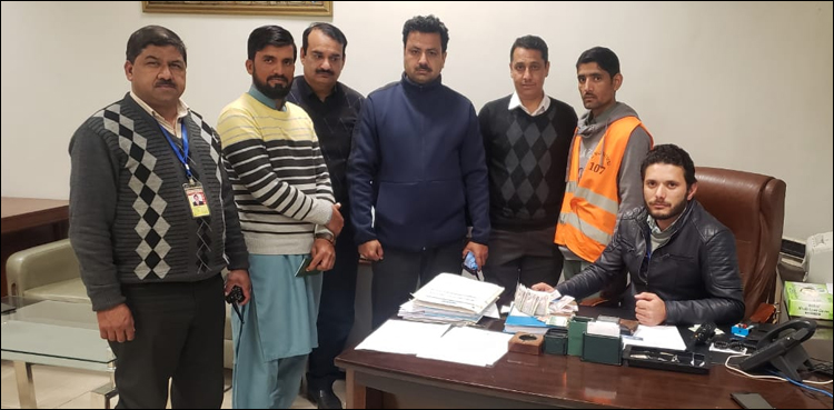 سی اے اے کے غریب پورٹر نے ایمان داری کی مثال قائم کر دی