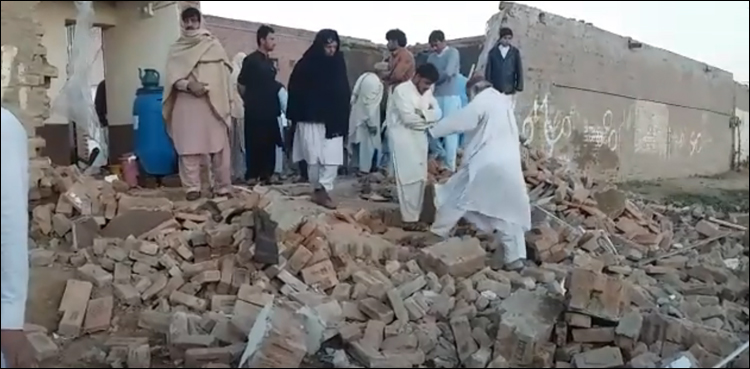 گیس لیکیج دھماکے نے پورا گھر ڈھا دیا، عورت اور بچوں سمیت 6 زخمی