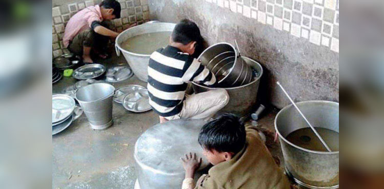 بچے اسکول میں برتن دھونے لگے