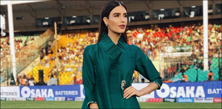 آسٹریلوی ماڈل نے پاکستانی عروسی لباس زیب تن کرلیا