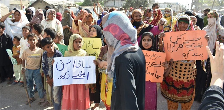 کے سی آر منصوبے کے متاثرین کا سپریم کورٹ کے باہر احتجاج