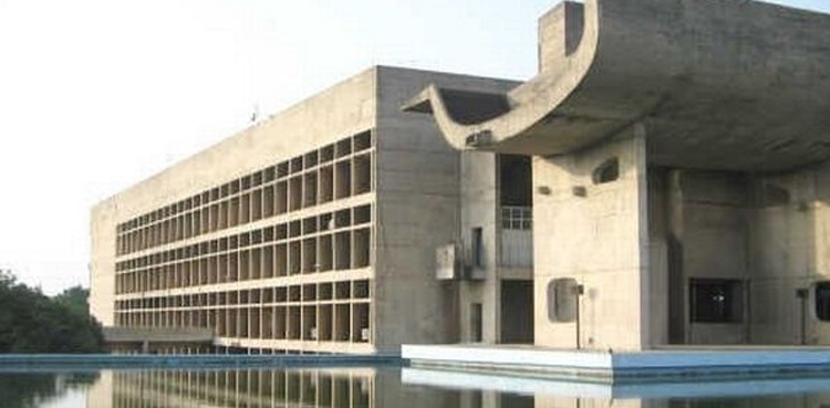 بھارت میں سرکاری دفتر پر قبضہ ہوگیا، دہشت سے اعلیٰ افسران بھاگنے پر مجبور