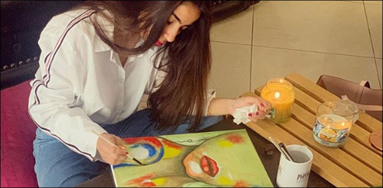 صبور علی نے آئسولیشن میں مصوری شروع کردی