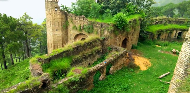 باغ سَر کا قلعہ دیکھیے، جھیل کی سیر کیجیے