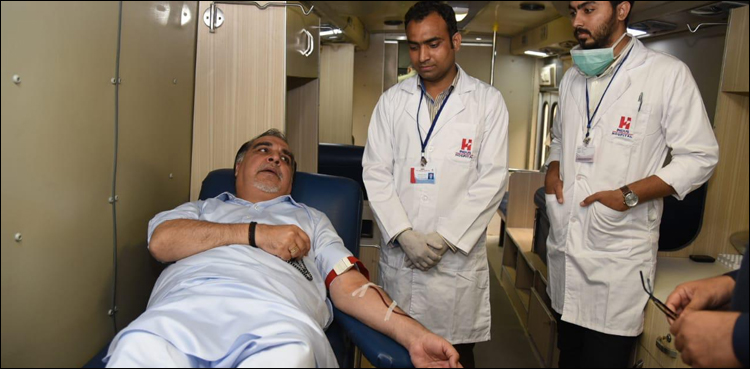 گورنر سندھ کا تھلیسیمیا کے مریض بچوں کے لیے خون کا عطیہ