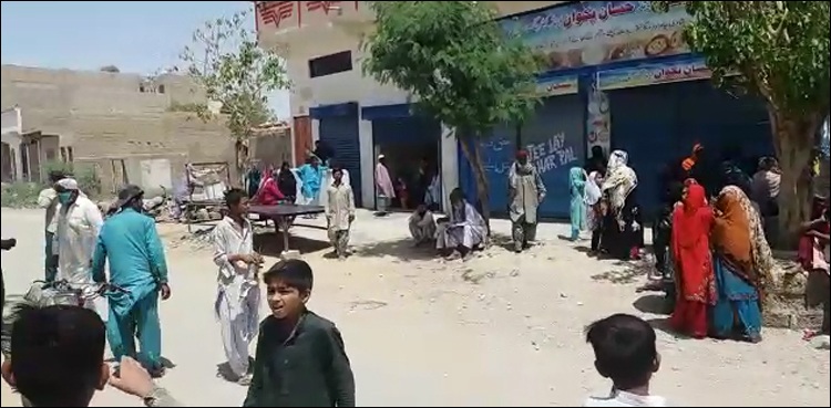 کراچی میں راشن تقسیم کے نام پر غریب شہریوں سے لوٹ مار شروع