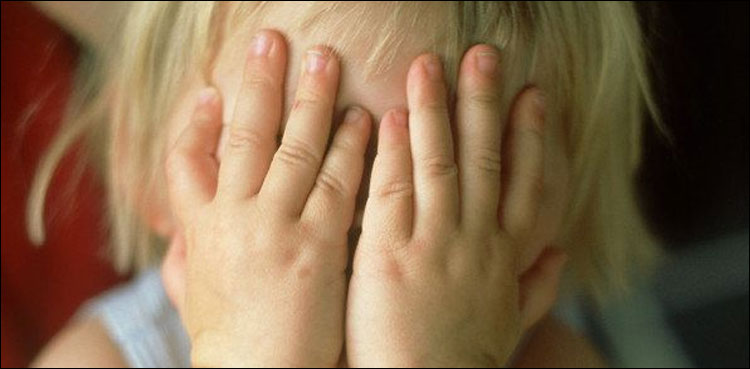 2 سالہ بچے کے ہاتھ سے گولی چل گئی، والد ہلاک
