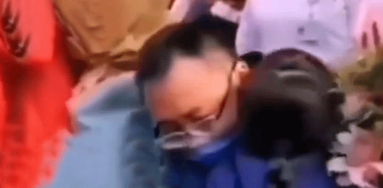 کرونا کے خلاف لڑنے والی نرس کی موت پر پانچ سالہ بیٹی بے ساختہ رو پڑی