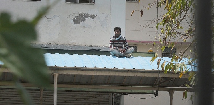 بھارت: مشتبہ مریض قرنطینہ سے فرار، چھپنے کیلئے اسپتال کی چھت پر چڑھ گیا