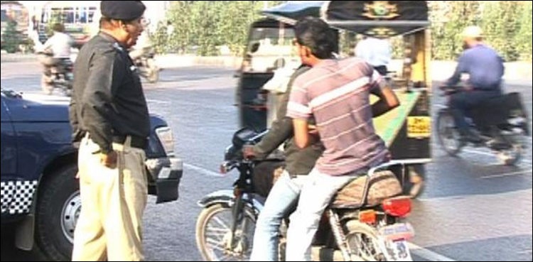 کراچی: ڈبل سواری کی پابندی سے استثنیٰ ختم، صحافی اور پولیس اہل کار بھی پابند ہوں گے
