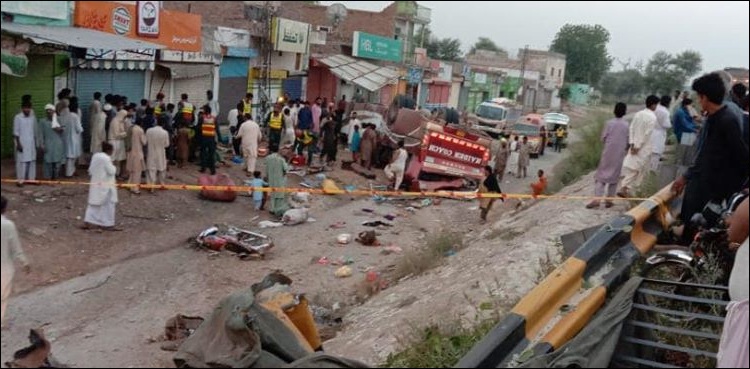 خانیوال: بس الٹنے سے 9 افراد جاں بحق، 30 زخمی