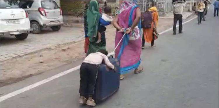 بھارت: ماں کا بچے کو سوٹ کیس پر گھسیٹنے کا واقعہ، انسانی حقوق کمیشن کا ایکشن