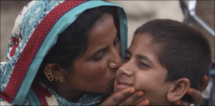 ماؤں کا عالمی دن: میری شہ رگ پہ میری ماں کی دعا رکھی تھی
