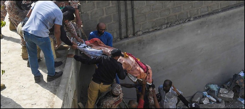 طیارہ حادثہ : کور کمانڈر کراچی جائے وقوعہ پر پہنچ گئے، اہم ہدایات جاری