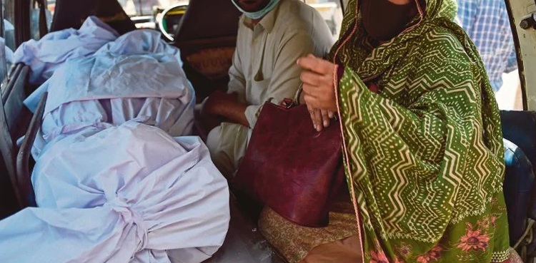طیارہ حادثہ، لواحقین 36 لاشیں بغیر شناخت لے گئے