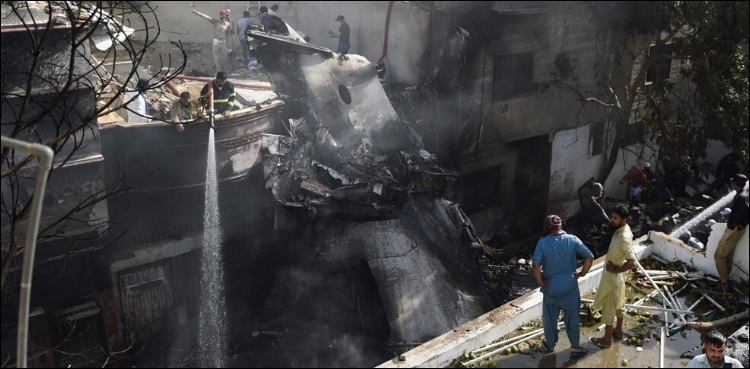 طیارہ حادثہ، متاثرہ جہاز کے پَر کو ایئرپورٹ منتقل کردیا گیا
