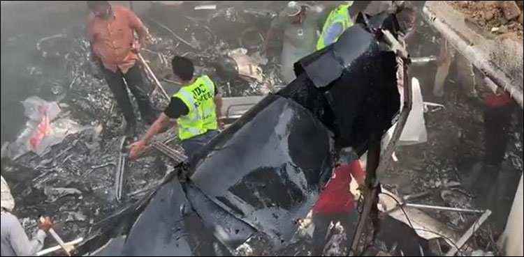 پی آئی اے طیارہ حادثہ : جاں بحق ہونے والے 84 افراد کی میتیں  ورثا کے حوالے