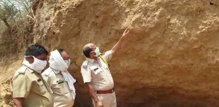 مٹی کھسکنے سے نوجوانوں کی موت، عجیب واقعہ