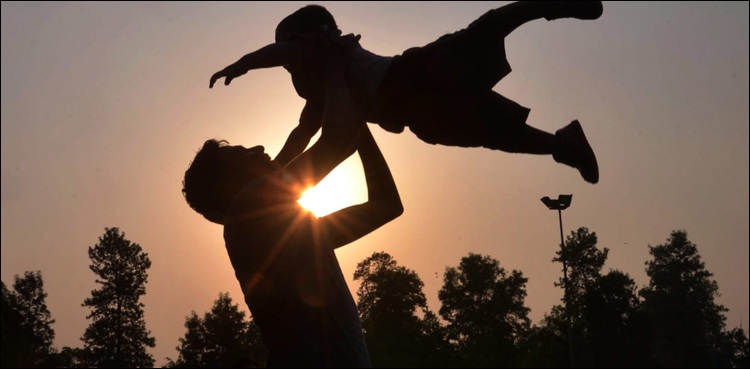 باپ کے دم سے گھر قائم، اولاد محفوظ، عالمی دن آج منایا جا رہا ہے