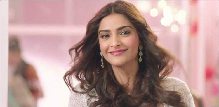 سونم کپور کو اپنے ٹویٹ پر لینے کے دینے پڑ گئے