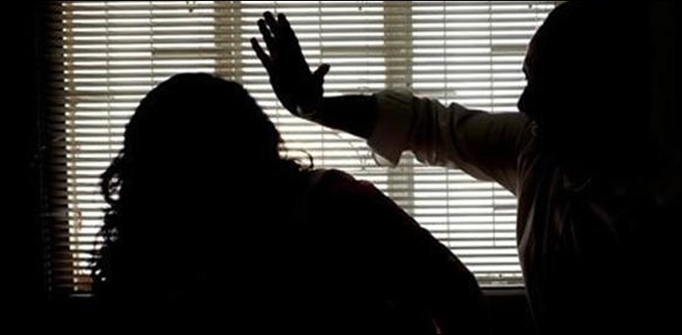بھارت میں دو لڑکیوں پر سفاکانہ تشدد : دیکھنے والے بھی رو پڑے