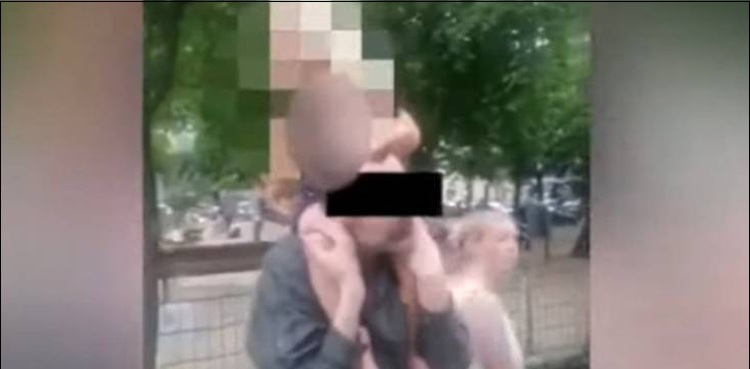 پارک سے بچہ اغوا کرنے والا رنگے ہاتھوں گرفتار، ویڈیو دیکھیں