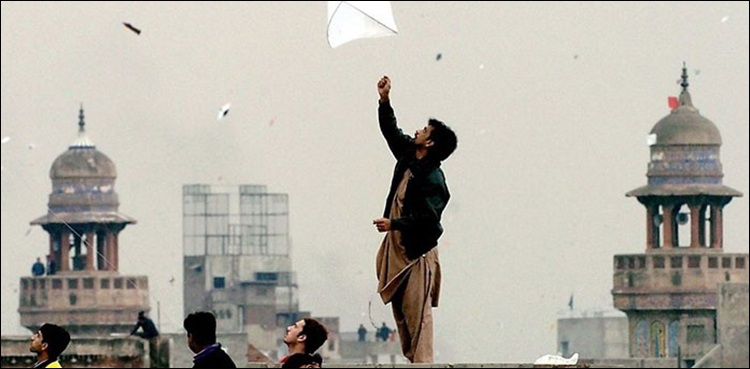 پتنگ اڑانے پر دھمکیاں : ایس ایچ او کو لینے کے دینے پڑگئے