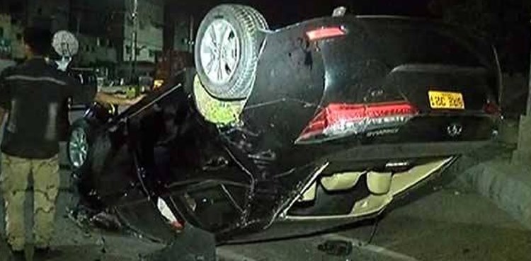 کراچی : تیز رفتار کار چار افراد کو کچلتی ہوئی پل سے نیچے جاگری