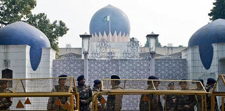 بھارتی ہائی کمیشن کے اہلکاروں کی گرفتاری پر نئی دہلی میں پاکستانی سفارت خانے کا محاصرہ