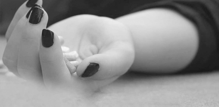 بھارت: 10 روپے مانگ کر بچے کی بھوک مٹانے کے بعد ماں کی خودکشی