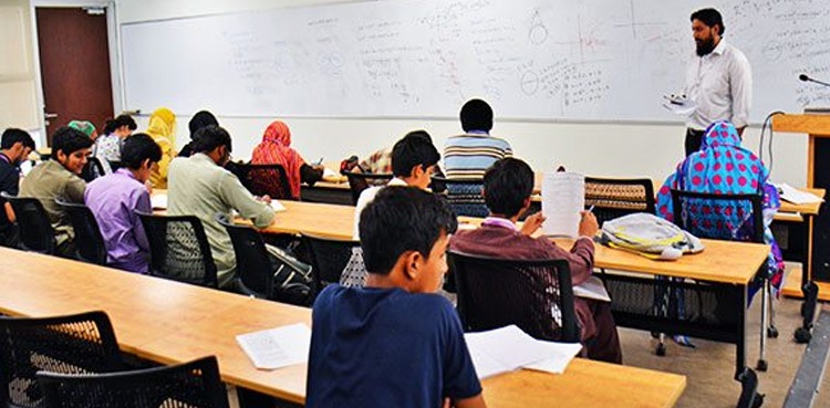 حکومت نے جامعات کھولنے پر غور شروع کردیا