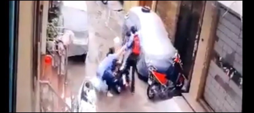 ماں کی بہادری : چار سالہ بچی کے اغواء کی کوشش ناکام، ویڈیو وائرل