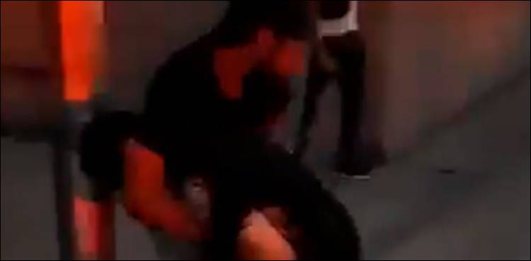 مشتعل ہجوم نے نیویارک پولیس کو گھیر لیا، پولیس افسر کو جارج فلائیڈ کی طرح قتل کرنے کی کوشش
