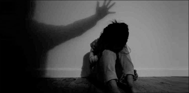 ظالم مالک مکان کا 7 سالہ ملازمہ پر ڈنڈوں اور راڈ سے تشدد