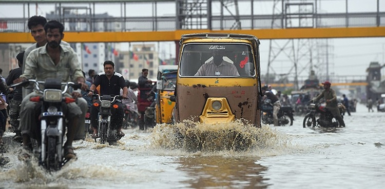 کراچی: بارش کے باعث مختلف حادثات میں 5 افراد جاں بحق