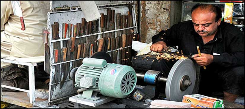 عید قرباں : چاقو چھریاں تیز کرنے والے بھی میدان میں آگئے