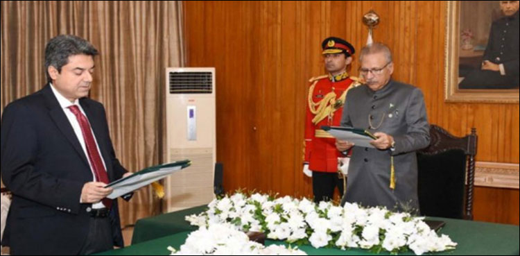 بیرسٹر فروغ  نسیم نے تیسری بار وفاقی وزیر قانون کے عہدے کا حلف اٹھالیا