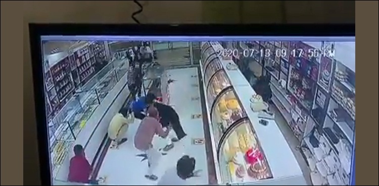 بیکری میں ڈکیتی کا سنسنی خیز منظر، کسٹمر گولیوں سے بچنے کے لیے زمین پر لیٹ گئے