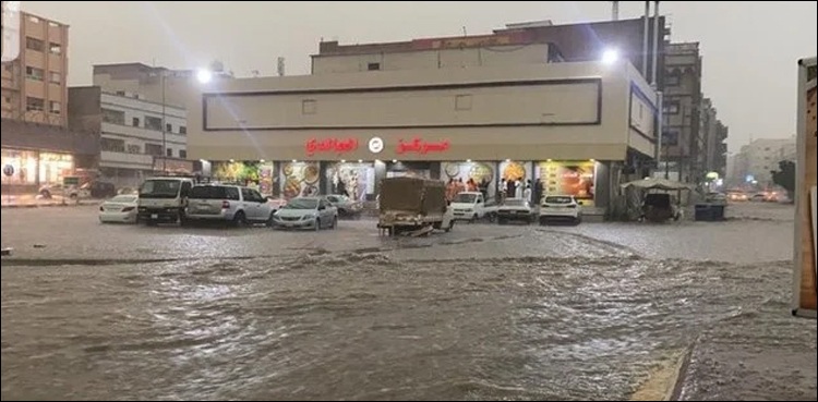 سعودی عرب میں موسلا دھار بارش، موسم خوشگوار
