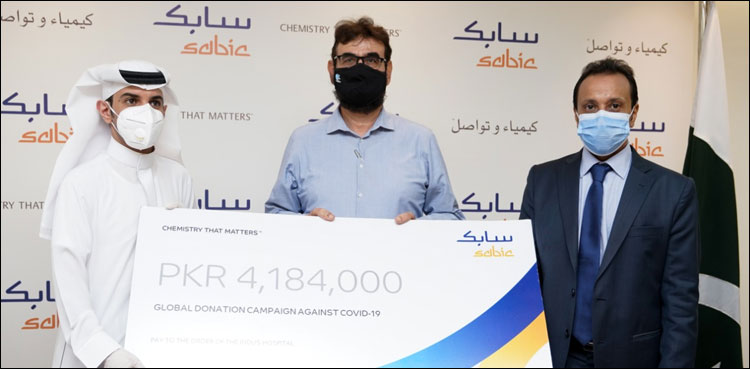 سعودی قونصل جنرل نے کراچی کے 2 بڑے اسپتالوں کو چیک پیش کردیا