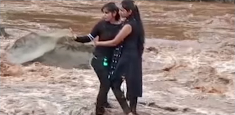 سیلفی کا جنون، دو لڑکیاں ندی میں جاگریں