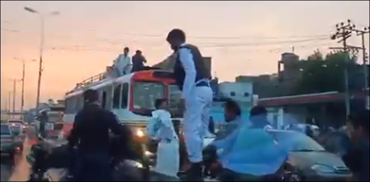 بارش میں ٹریفک روانی ممکن بنانے والے اہلکاروں کے لیے انعام کا اعلان