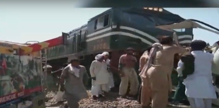 کراچی سے لاہور جانے والی ٹرین کی زد میں ویگن آگئی، 20 افراد جاں بحق