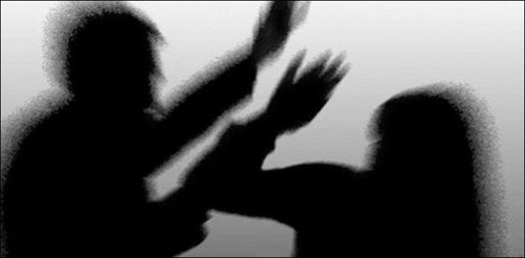 بدبختی مقدر ہو گئی، بیٹوں نے ماں پر تشدد کر کے ٹانگ توڑ ڈالی